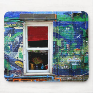Fenster in einem Wandbild Mousepad