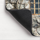Fenster in einer Steinwand Mousepad (Ecke)