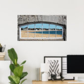 Fenster mit Imitaten mit Blick auf den Sandstrand Poster (Heimbüro)