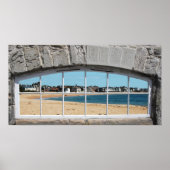 Fenster mit Imitaten mit Blick auf den Sandstrand Poster (Vorne)