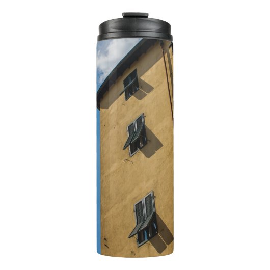 FENSTER MIT NIEDRIGEM WINKEL THERMOSBECHER (Vorderseite)