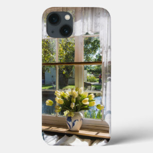 Fenster mit Spitzen-Vorhang und Tulpen iPhone 13 Hülle