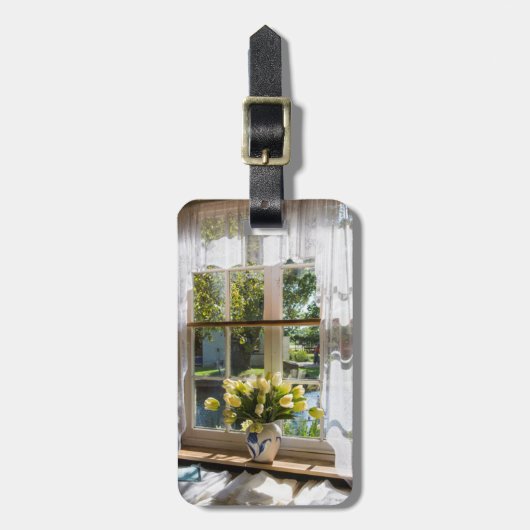 Fenster mit Spitzen-Vorhang und Tulpen Gepäckanhänger (Vorderseite vertikal)