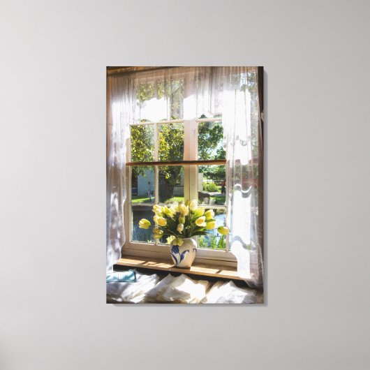 Fenster mit Spitzen-Vorhang und Tulpen Leinwanddruck (Vorderseite)