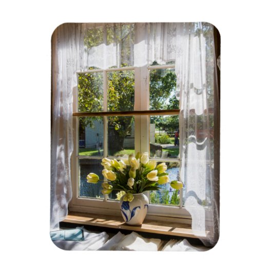 Fenster mit Spitzen-Vorhang und Tulpen Magnet (Vertikal)