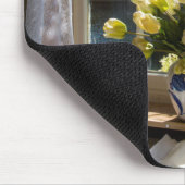 Fenster mit Spitzen-Vorhang und Tulpen Mousepad (Ecke)