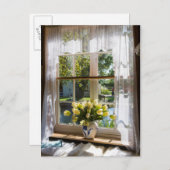 Fenster mit Spitzen-Vorhang und Tulpen Postkarte (Vorne/Hinten)