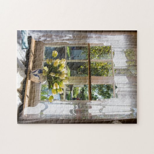 Fenster mit Spitzen-Vorhang und Tulpen Puzzle (Horizontal)