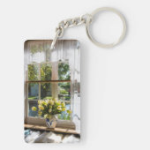 Fenster mit Spitzen-Vorhang und Tulpen Schlüsselanhänger (Rückseite)