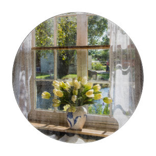 Fenster mit Spitzen-Vorhang und Tulpen Schneidebrett
