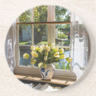 Fenster mit Spitzenvorhang und Tulpen Getränkeuntersetzer