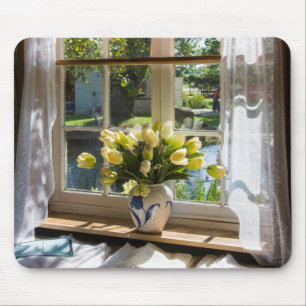 Fenster mit Spitzenvorhang und Tulpen Mousepad
