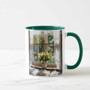 Fenster mit Spitzenvorhang und Tulpen Tasse