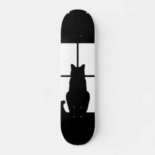 Fenster-schwarze Katzen-Klicken, zum eines Skateboard