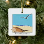 Fenwick Island, DE Horseshoe Crab Sea Gull Beach Keramikornament<br><div class="desc">Ornament mit einem zweidimensionalen Meeresmöbelbild,  das mit Wellen über den Strand fliegt. Datum Anpassbar auf der Rückseite. Insel Fenwick,  Delaware,  direkt vor Baskerville Schriftart</div>