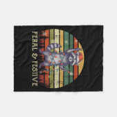 Feral And Festive Raccoon Santa Christmas Holiday Fleecedecke (Vorderseite (Horizontal))