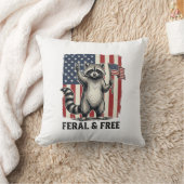 Feral and Free Patriotic Raccoon Vintage Shirt Des Kissen (Decke)