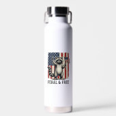Feral and Free Patriotic Raccoon Vintage Shirt Des Trinkflasche (Vorne)