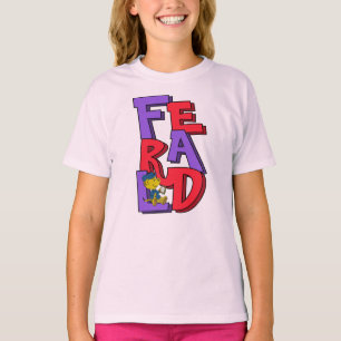 Ferald sitzt auf seinem Namen T-Shirt