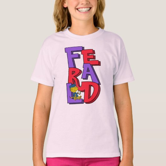 Ferald sitzt auf seinem Namen T-Shirt (Vorderseite)
