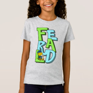 Ferald sitzt auf seinem Namen T-Shirt