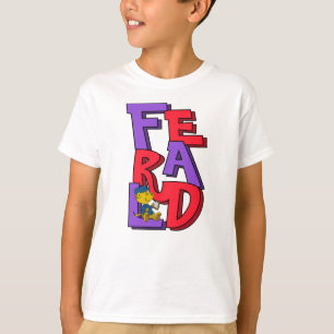 Ferald sitzt auf seinem Namen T-Shirt