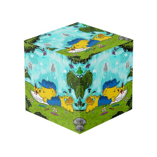 Ferald Zeichnend am Wasserfall Cube Würfel (Rückseite Schrägansicht)