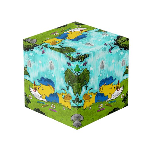 Ferald Zeichnend am Wasserfall Cube Würfel (Vorderseite Schrägansicht)