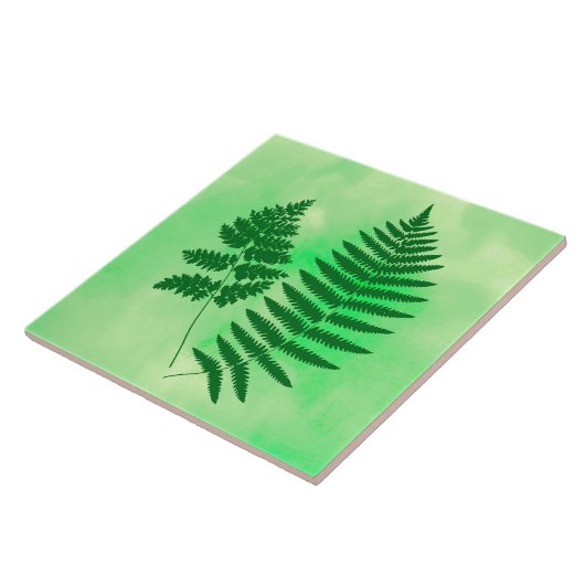 Fern Fronds, grün auf Aquarellboden Fliese (Seite)