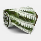 Fern Fronds II Dunkle grüne Natur Krawatte (Gerollt)