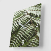 Fern Fronds II Dunkle grüne Natur Quadratische Wanduhr (Winkel)
