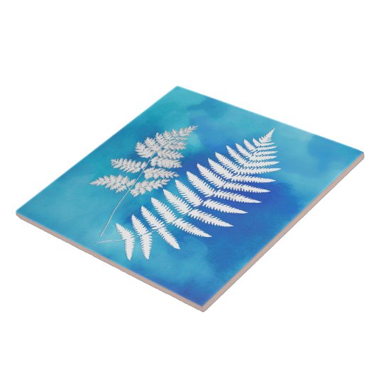 Fern Frontend, weiß auf blauem Aquarell Hintergrun Fliese (Seite)