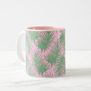 Fern ist in rosa. zweifarbige tasse