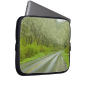 Fernlandstraße durch Wald Laptopschutzhülle (Vorne Rechts)