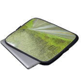 Fernlandstraße durch Wald Laptopschutzhülle (Vorne Knopf)