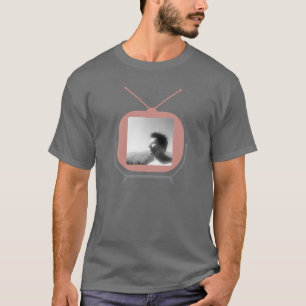 Fernseher im Stil der Mitte des Jahrhunderts mit a T-Shirt