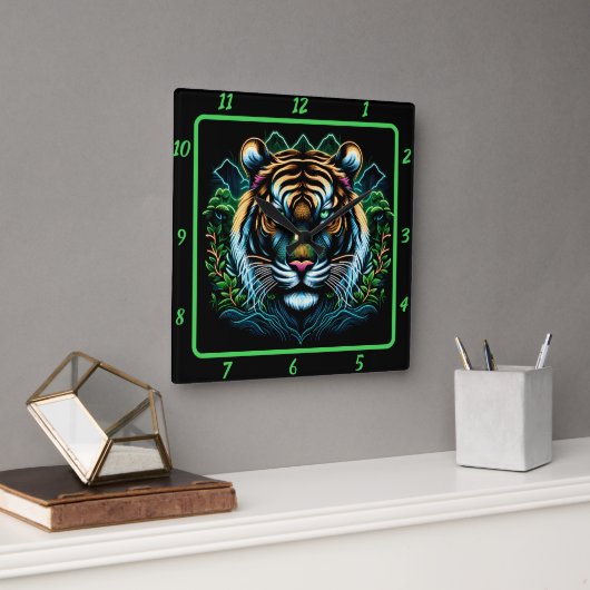 Ferocious Neon Tiger Portrait Quadratische Wanduhr (Büro)