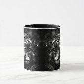 Ferocious Tiger Dark Background Tasse (Zentrum)