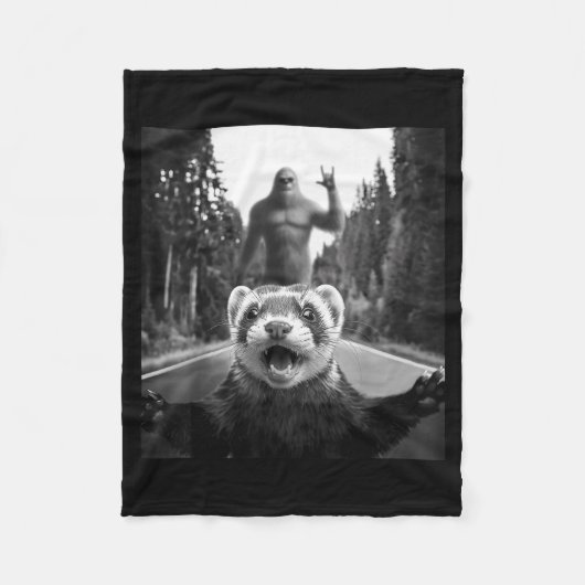 Ferret Selfie With Bigfoot Funny For Men Women Kid Fleecedecke (Vorderseite)