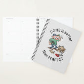 Fertig ist besser als perfekter, lustiger Cartoon Planer (Anzeige)