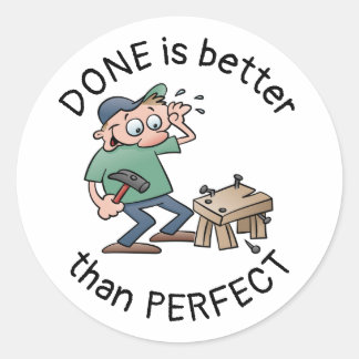 Fertig ist besser als perfekter, lustiger Cartoon Runder Aufkleber
