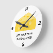 Fertigen Sie diese große Käsegraphik besonders an Runde Wanduhr (Winkel)