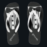 Fertigen Sie Smokings-Farbe besonders an Badesandalen<br><div class="desc">Die perfekte Touch zu Ihrem Bestimmungsortstrand oder zu Poolsidehochzeit. FERTIGEN Sie DIE FARBE umdrehen Reinfälle mit einem weißen formalen Tuxedo, einem weißen Shirt und einem Bogen-Krawattenbild besonders an. Ihr Bräutigam heiratet in der Art mit diesen modernen "formalen Smokings-Flipflops" hinzufügen eine zusammenpassende Hochzeitskleiderart für die Braut! Besichtigen Sie bitte meinen Speicher...</div>