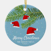 Fest Blaue Weihnachtsmannmütze Kiefernzweig Frohe  Keramik Ornament (Vorne)