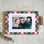 Fest Grün Kariertes Muster Frohe Weihnachten Foto<br><div class="desc">Senden Sie Weihnachtsgrüße mit dieser klassischen karierten Frohen Weihnachts-Foto-Flachkarte. Es zeichnet sich durch ein klassisches kariertes,  grünes,  weißes und rotes Muster aus. Personalisieren Sie durch Hinzufügen eines horizontalen Fotos,  Name,  Feriengruß,  Jahr und Nachricht. Diese karierte Weihnachtskarte ist in anderen Farben erhältlich.</div>