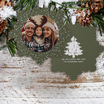 Fest Grün Weißschnee Frohe Weihnachtsfeier Foto Ornament Karte<br><div class="desc">Ihr Lieblings-Foto in der Familie vor einem festlichen Grün mit weißem Schneeballmuster. Frohe Weihnachten in einem modernen Kalligraphieskript nur die Touch für ein einzigartiges Geschenk und Sake für alle Ihre besten Wünsche während dieser Ferienzeit.</div>