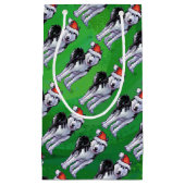 Fest Husky in der Weihnachtsmannmütze auf Grün Kleine Geschenktüte (Vorderseite)