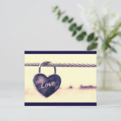 Feste Liebe in Herzform an einem Seil befestigt Postkarte (Stehend Vorderseite)