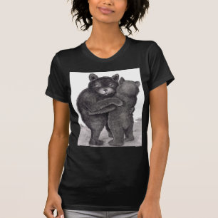 Feste Umarmung. Zwei Bären, die heraus in der T-Shirt