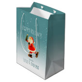 Festes Eis Skaten Santa - Personalisiert Mittlere Geschenktüte (Rückseite Schrägansicht)